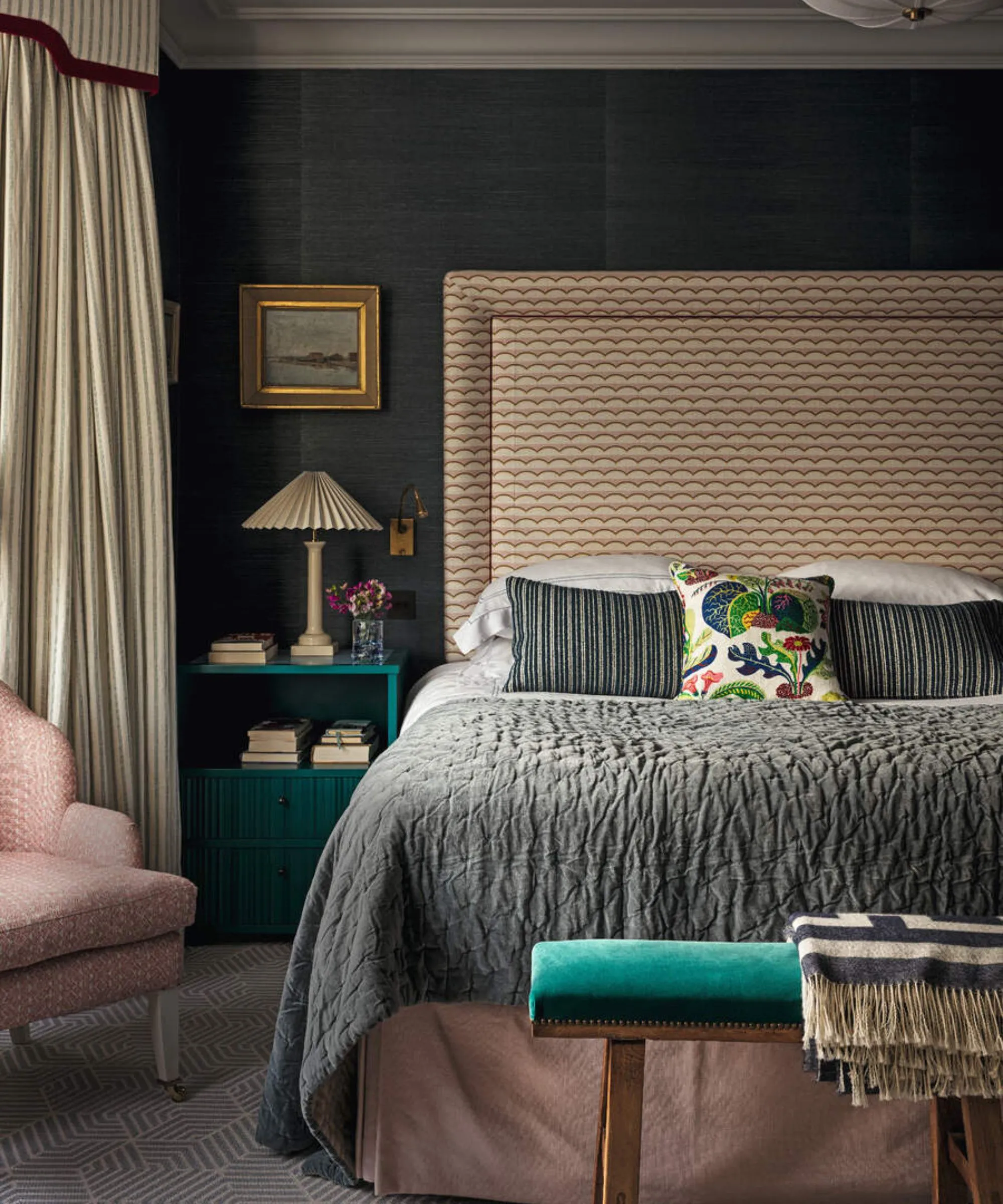 Oreillers verts sur un cadre de lit beige contre des murs verts.' loading='lazy' title=