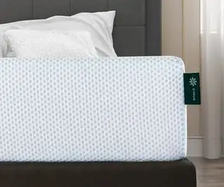 Angolo del materasso rinfrescante Zinus al tè verde su un letto.