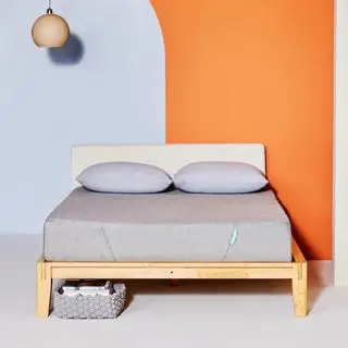 Un materasso Siena in una luminosa camera da letto blu e arancione