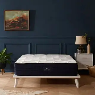 Materasso ibrido di lusso DreamCloud su un letto.