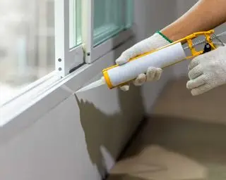 창 가장자리 주변의 실런트