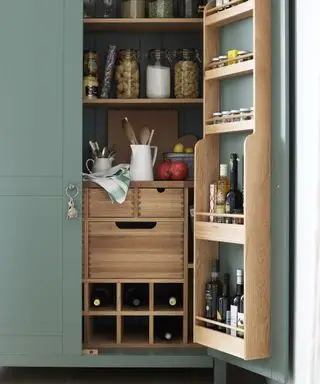 Nápady na špajzu pod schodmi