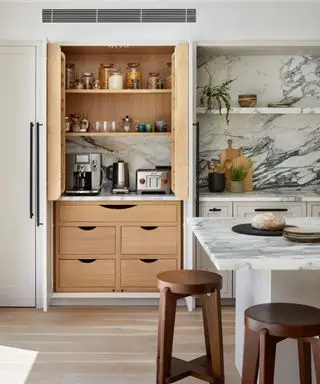 Ako premeniť kuchynské skrinky na špajzu – 7 jednoduchých DIY krokov