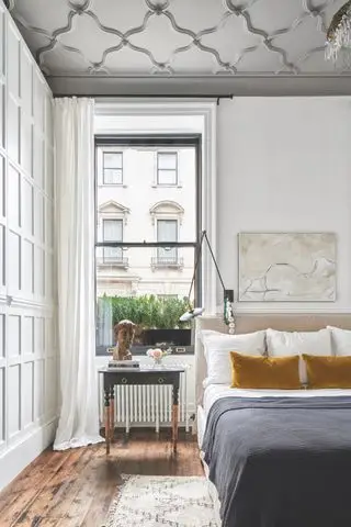 Où accrocher des œuvres d'art dans une petite chambre, selon les designers