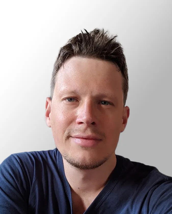 סיימון ברנת' מביט במצלמה עם חולצת טריקו של נייבי' loading='lazy' title=