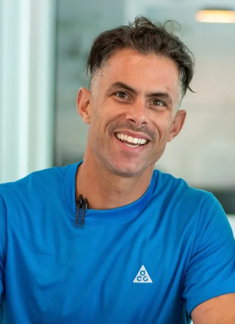 למרקו ראדוקאי יש שיער חום ולובש חולצת טריקו כחולה' loading='lazy' title=