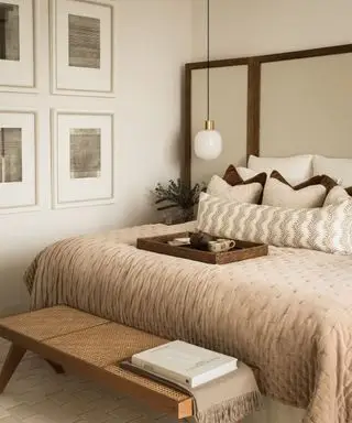 Une chambre neutre avec une couette épaisse