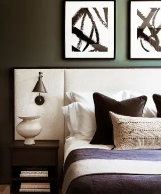 Une chambre verte avec tête de lit rembourrée