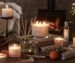 Świece świąteczne The White Company na stoliku kawowym.