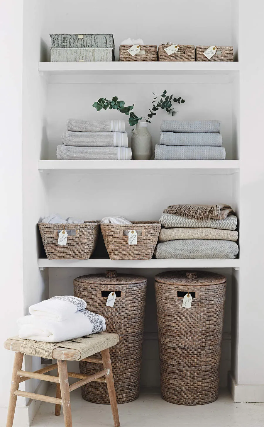 Proste, ale sprytne rozwiązania do przechowywania. Koce, ręczniki i kosze w sklepie we wnęce sypialni.' loading='lazy' title=