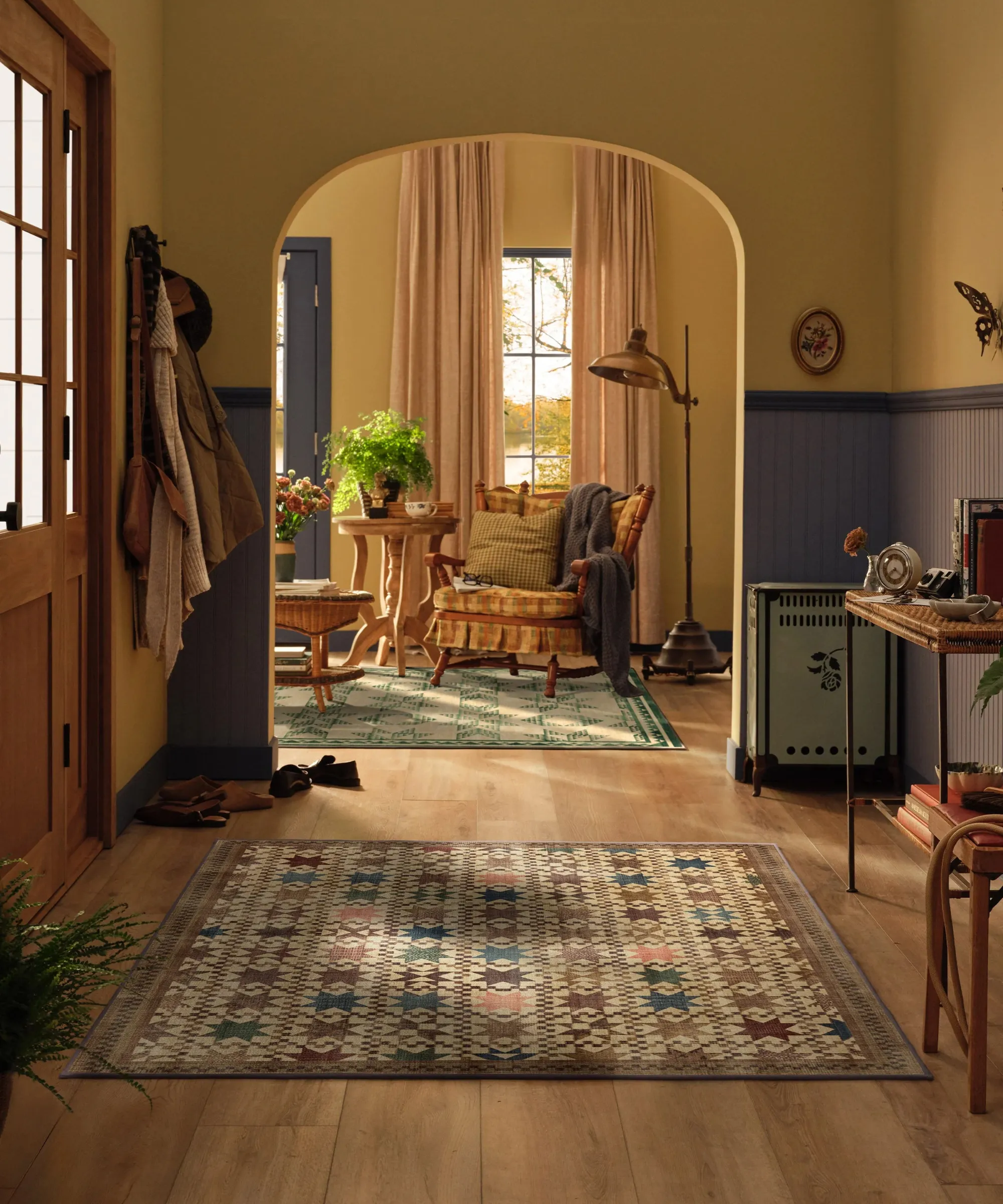 uma entrada com um tapete estilo patchwork no chão' loading='lazy' title=