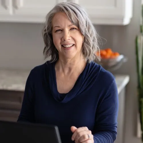 Brenda Scott organizando a casa' loading='lazy' title=