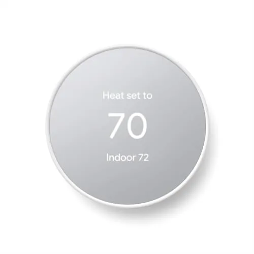 Google Nest Thermostat - שהוא עגול ובעל ממשק אפור בהיר עם מילים המציגות 'חום מוגדר ל-70 בתוך הבית 72'' loading='lazy' title=