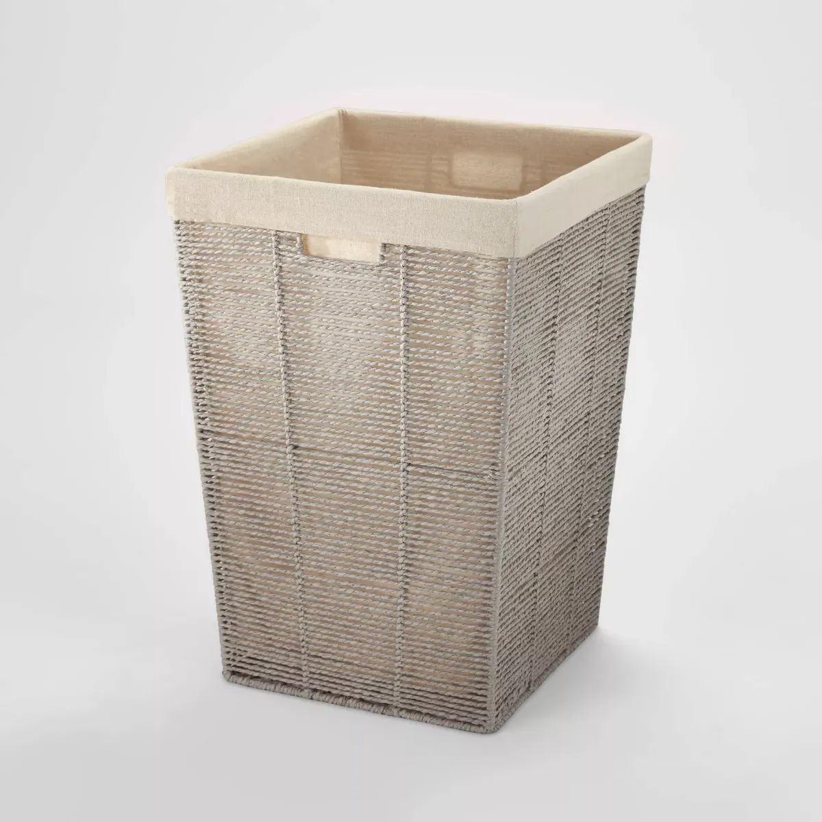 Cesto de cuerda retorcida gris - Brightroomu0026#8482;: Almacenamiento de ropa sucia abierto con revestimiento extraíble Marco de metal Artesanía ética' loading='lazy' title=