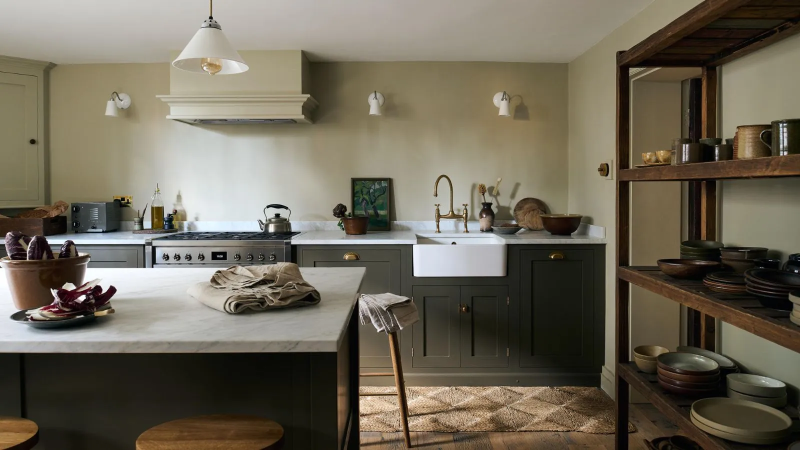 Cet ajout de cuisine coulissant de 57 $ « facile à installer » crée instantanément des armoires sur mesure et accessibles avant l'hébergement des vacances, sans coûts exorbitants.
