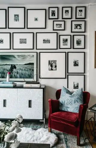 Você pode pendurar arte acima da TV?