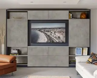 Une idée TV de chambre à coucher avec des portes de placard coulissantes grises faisant partie d'un meuble de rangement mural