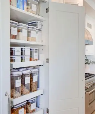 Una dispensa da cucina bianca con ripiani estraibili