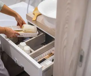 Un cassetto del bagno aperto con organizzatori