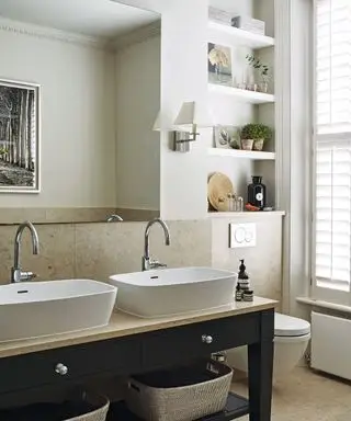 bagno con ripiano