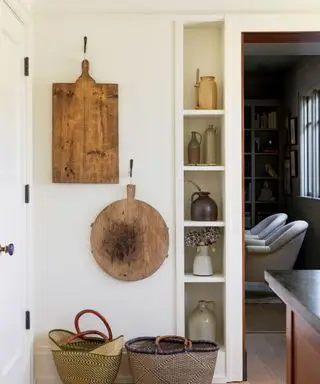 taglieri e cestini in cucina con ripiani espositivi stretti e pavimenti in legno