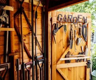 casetta da giardino con attrezzi