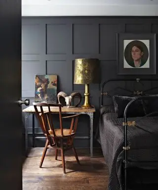 Sort soverom med sengegavl i jern malt i Farrow & Ball rekkverk