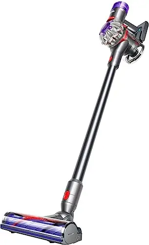 Um aspirador sem fio Dyson Outsize em níquel/vermelho