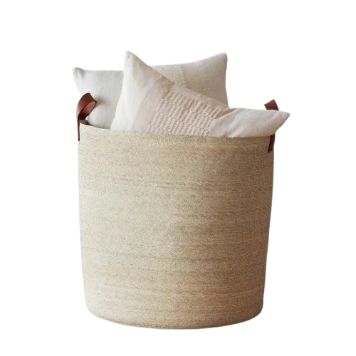 Velký tkaný koš s polštáři uvnitř.' loading='lazy' title=