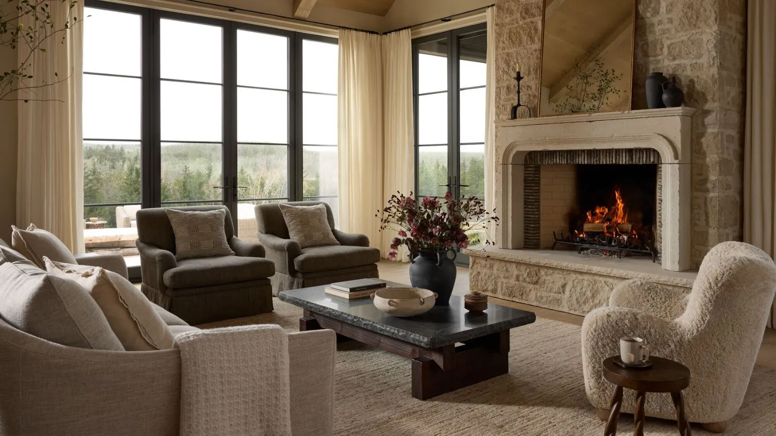 Joon Loloi Fall Collection Neutral Cosy Living Room med en stor steinpeis og en Boucle -lenestol' loading='lazy' title=
