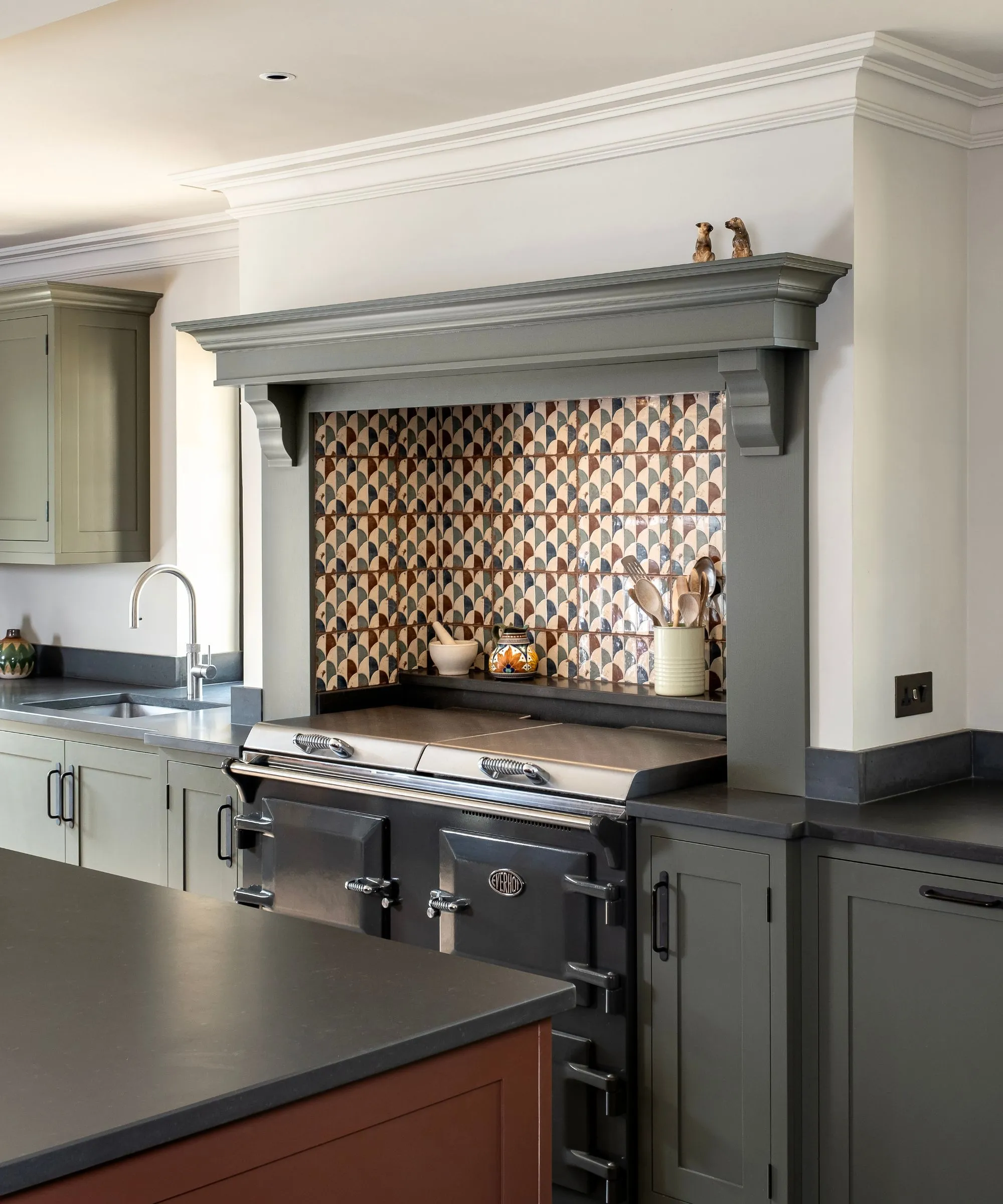 カラフルなタイルバックスプラッシュを備えたレンジフード' loading='lazy' title=