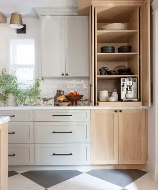 Cocina moderna con influencias escandinavas y despensa abierta.