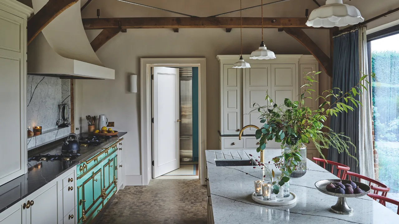 una cucina rustica in una combinazione di colori neutri' loading='lazy' title=