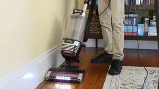 Um aspirador Shark Stratos Upright em um fundo branco