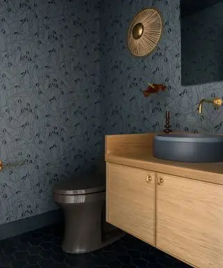 Blaues Badezimmer mit moderner Tapete