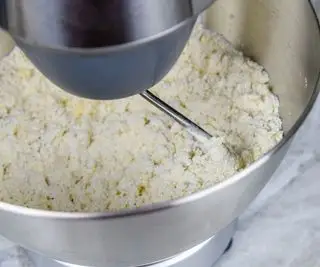 Una ciotola per mescolare con una frusta per preparare la pasta frolla