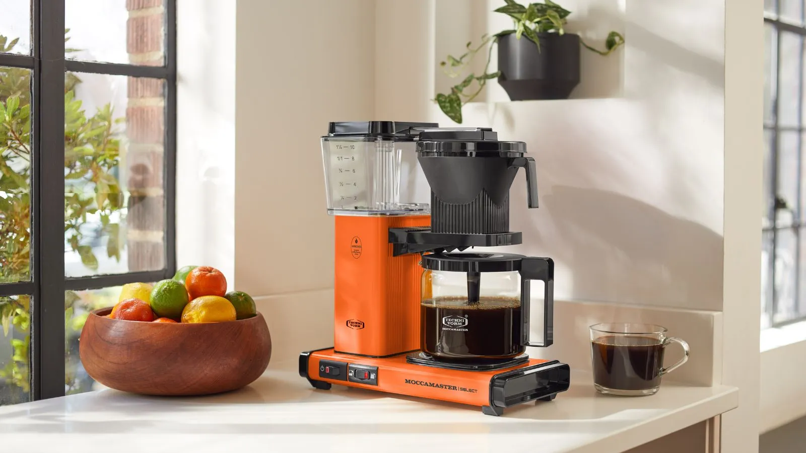 Uno de los mejores cafeteras de goteo, el Moccamaster KGBV Select en naranja' loading='lazy' title=