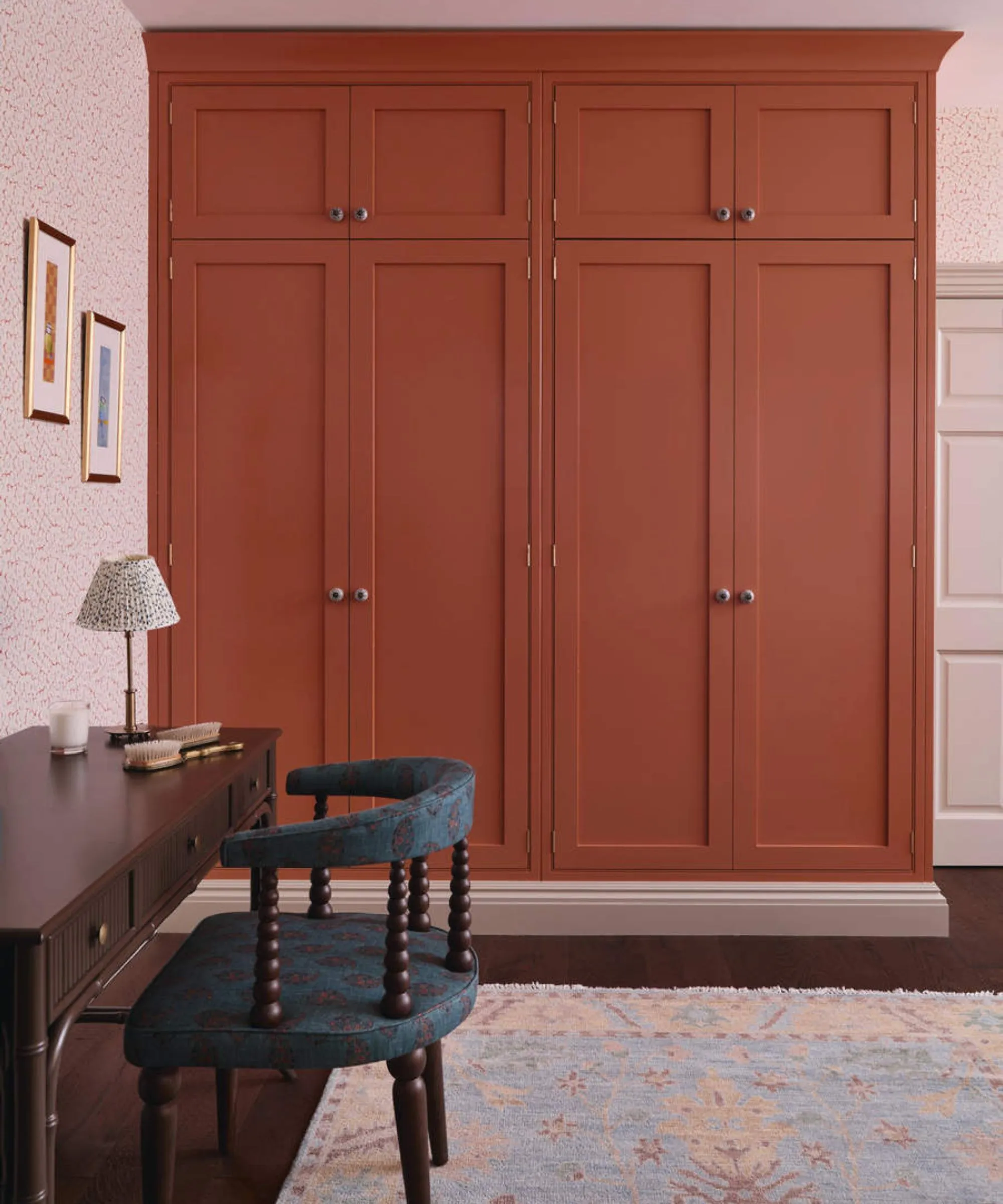 Armadio arancione in camera da letto' loading='lazy' title=