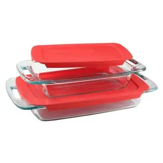 Glas pyrex bageskål på en hvid baggrund