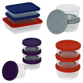 Glas pyrex bageskål på en hvid baggrund