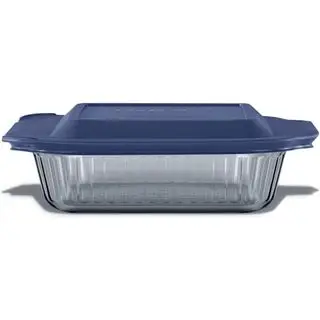 Glas pyrex bageskål på en hvid baggrund