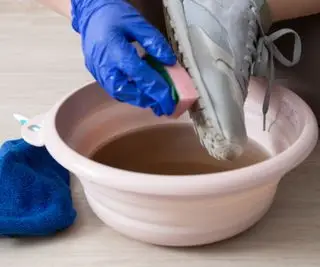 Laver les baskets à la main dans un bol