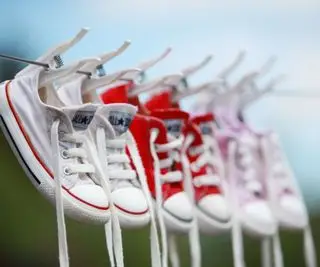Séchage des baskets sur une ligne