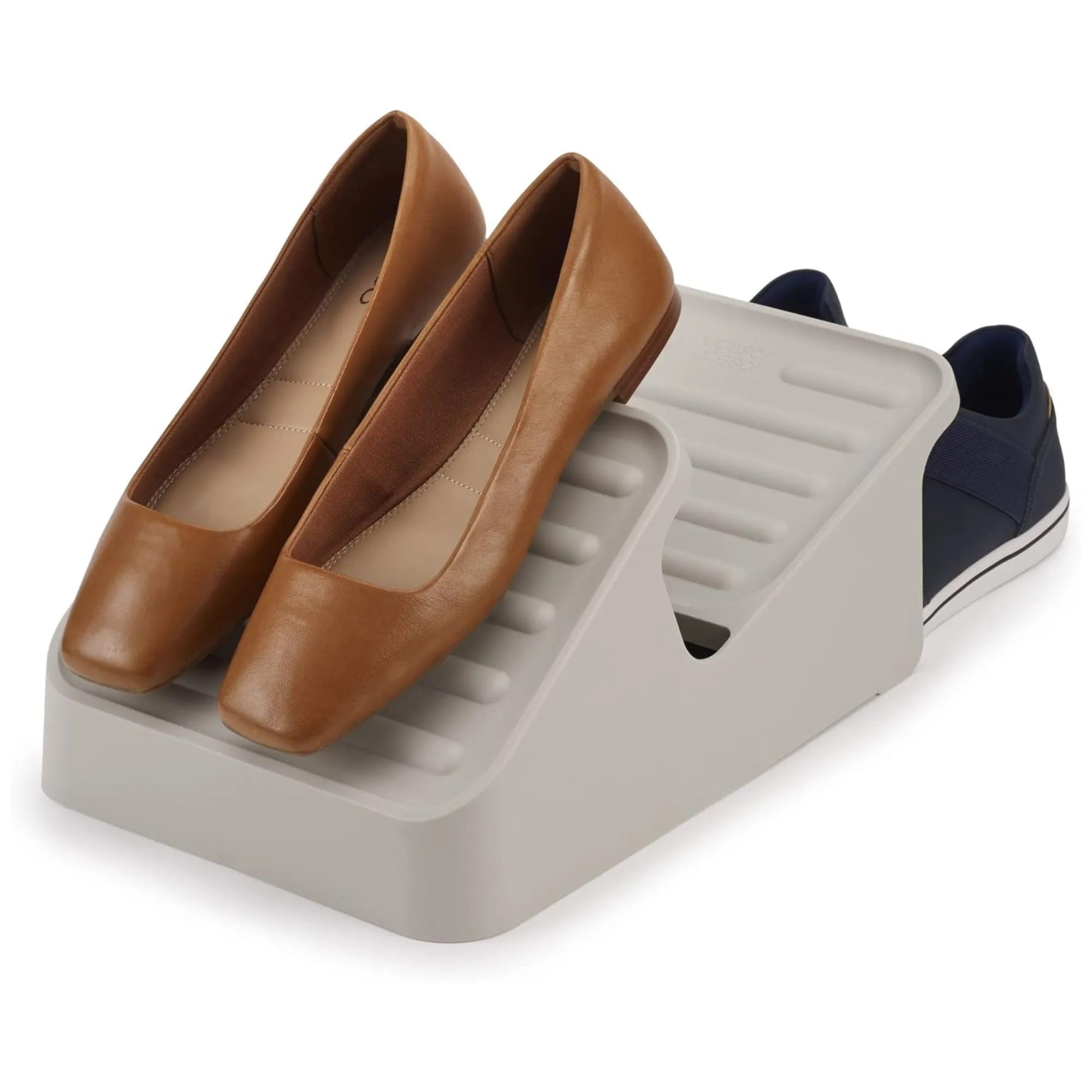 ארגונית נעליים אפורה ועליה שני זוגות נעליים.' loading='lazy' title=