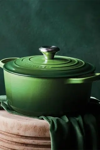 Imagem do forno holandês de ferro fundido Le Creuset em bambu