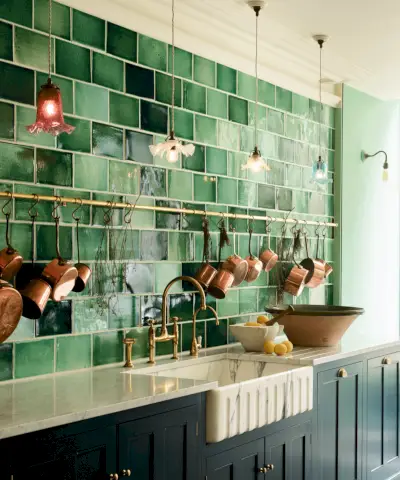 você pode colocar uma ilha em uma cozinha de galé, cozinha preta e de madeira com bancos de bar, backsplash de estilo gráfico, bancadas pretas e armários de parede