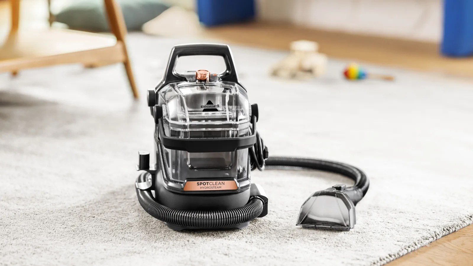 O limpador de carpetes portátil para animais de estimação Little Green®HydroSteam® em um tapete creme.' loading='lazy' title=