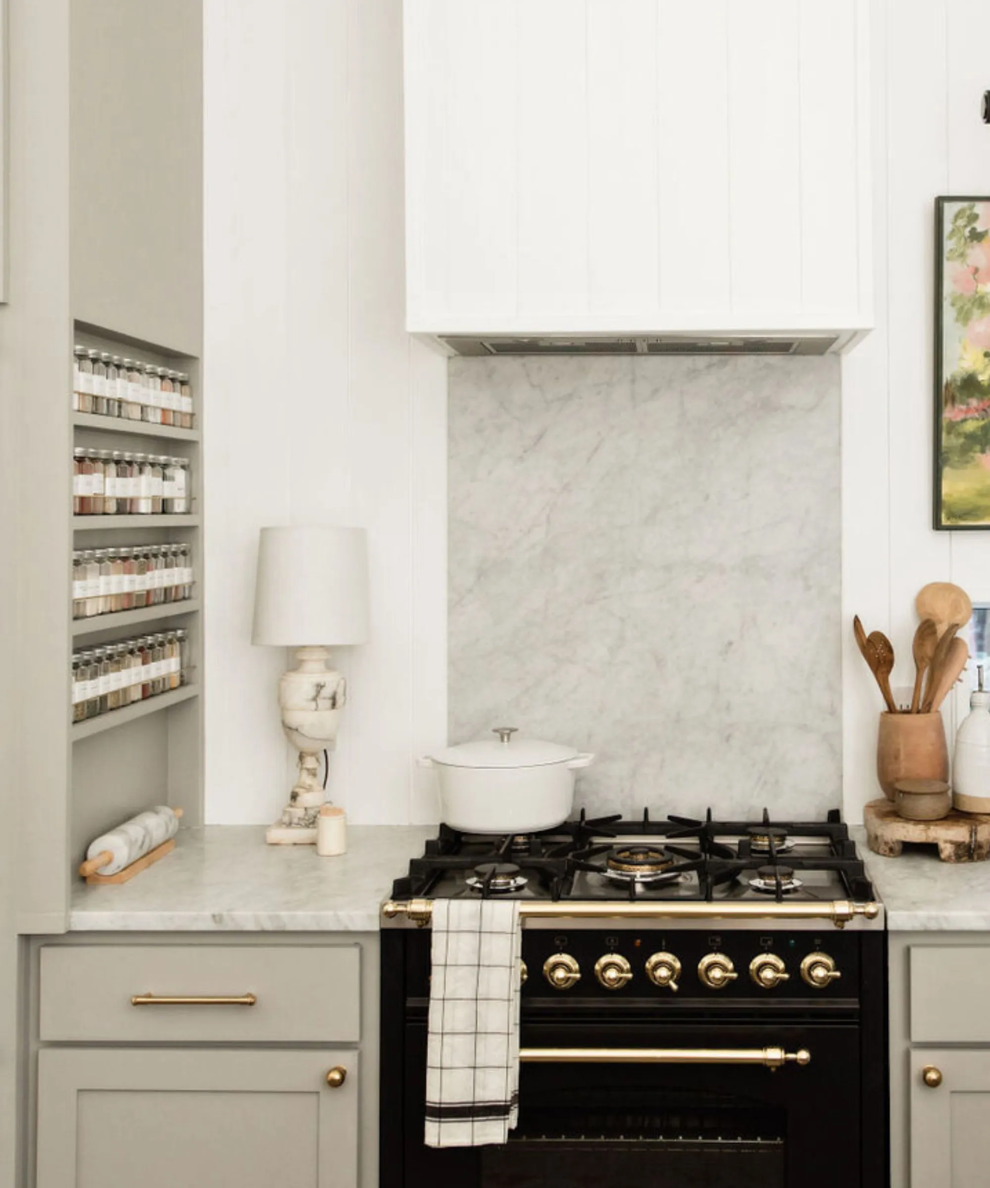 ウォールユニットの側面にスペースラックが組み込まれた白いキッチン' loading='lazy' title=