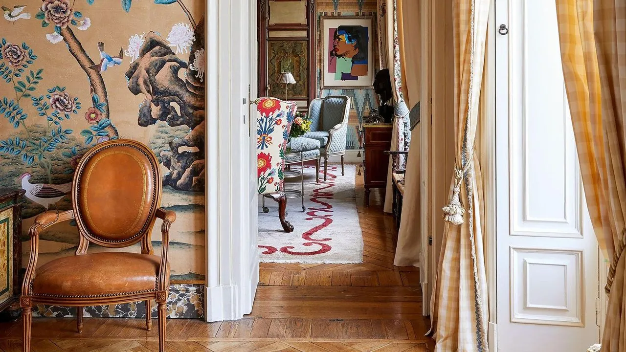 Corredor colorido vibrante com cadeira de couro de meados do século e papel de parede de design oriental' loading='lazy' title=