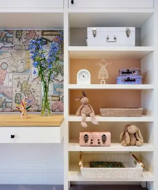 Soverom hyller og skrivebord i et barn